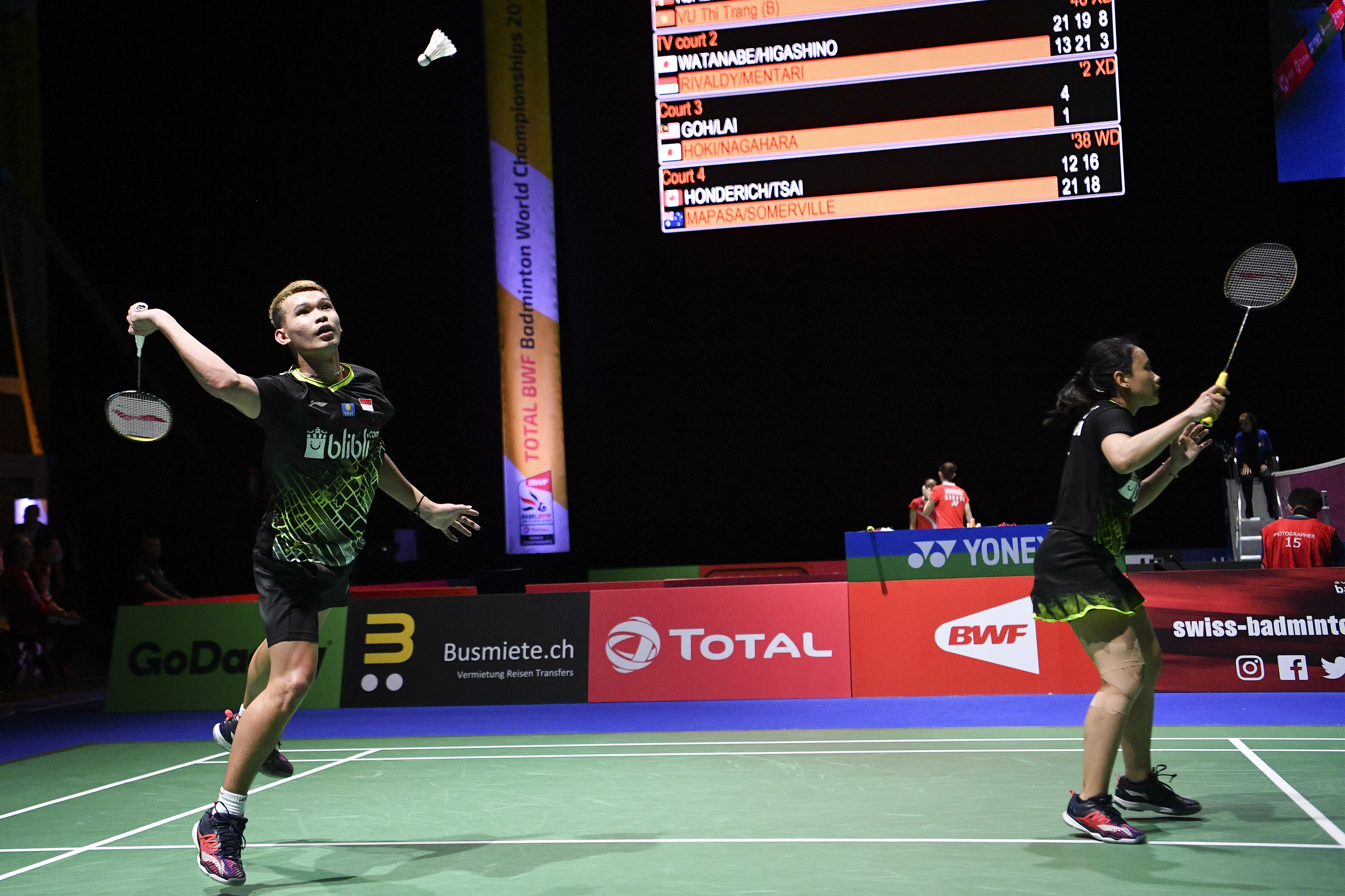 Ganda campuran Indonesia Rinov Rivaldy (kiri) dan Pitha Haningtyas Mentari