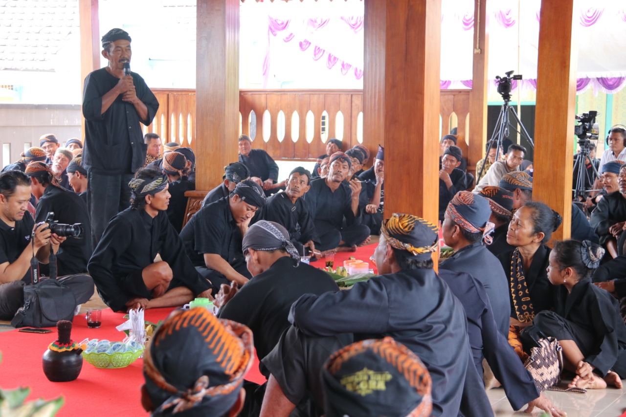 Pertemuan para penganut saminisme di Kampung Samin, Klopoduwur, Blora Jawa Tengah, Selasa (24/9)