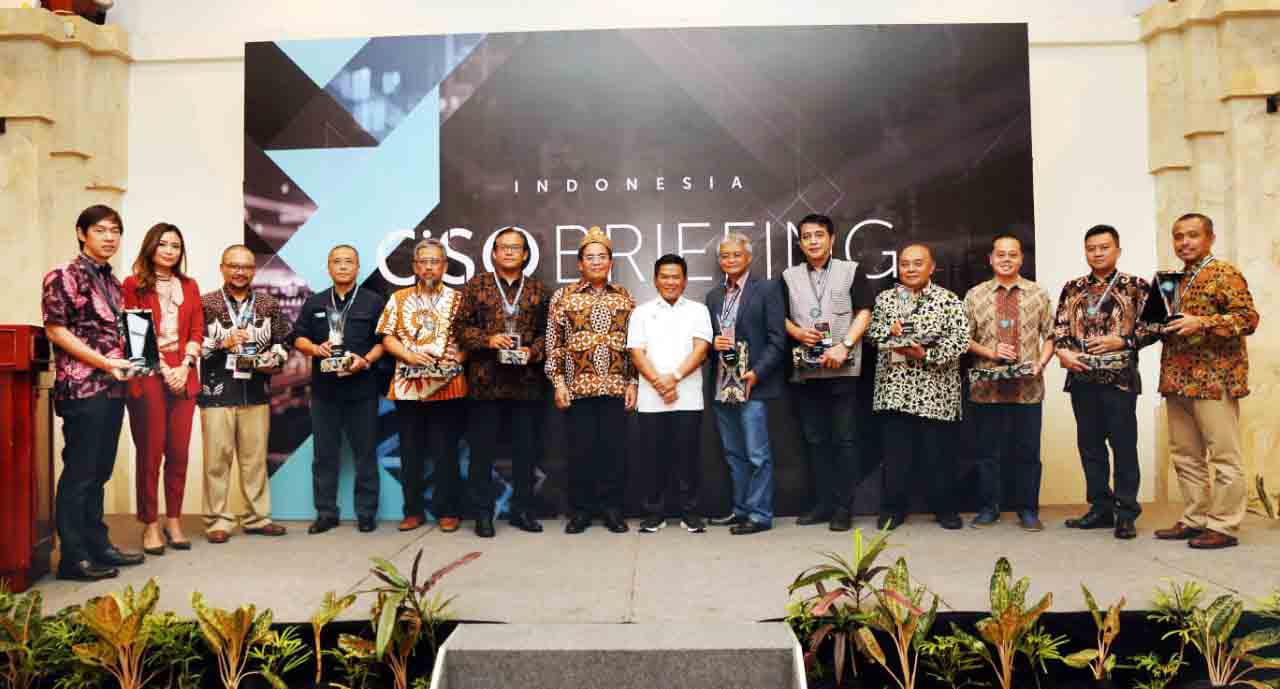 Para pemenang Cyber Security Awareness Awards 2019 yang diberikan BSSN dan PT Xynexis International dalam simposiun di Bali, Kamis (29/8).