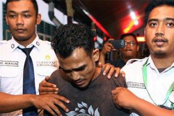 Terdakwa Kurir Narkoba, Hendri Yosa (tengah)