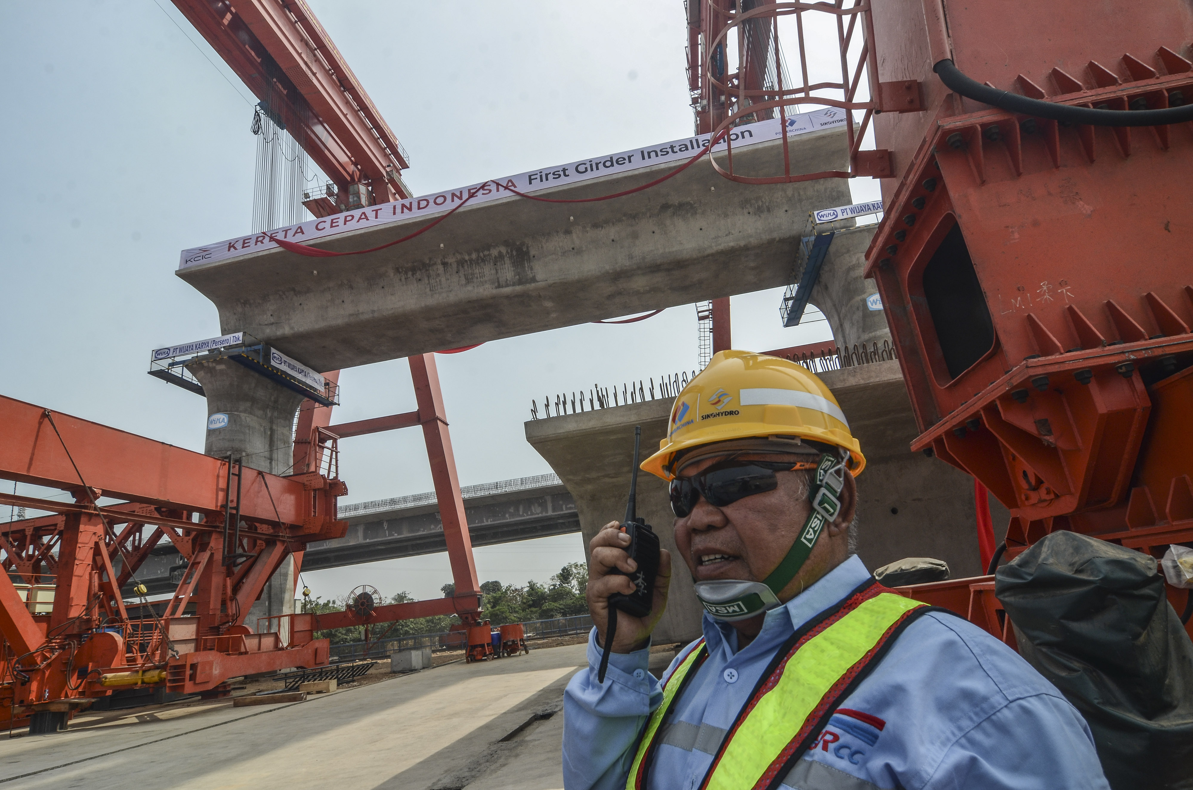 Petugas melakukan persiapan pemasangan girder pertama di Casting Yard 1 KM 26 Tol Jakarta-Cikampek, Cikarang Utama