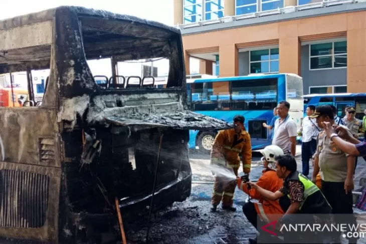 Pendinginan bus yang terbakar di Bandara Ngurah Rai, Bali, Jumat (6/9)