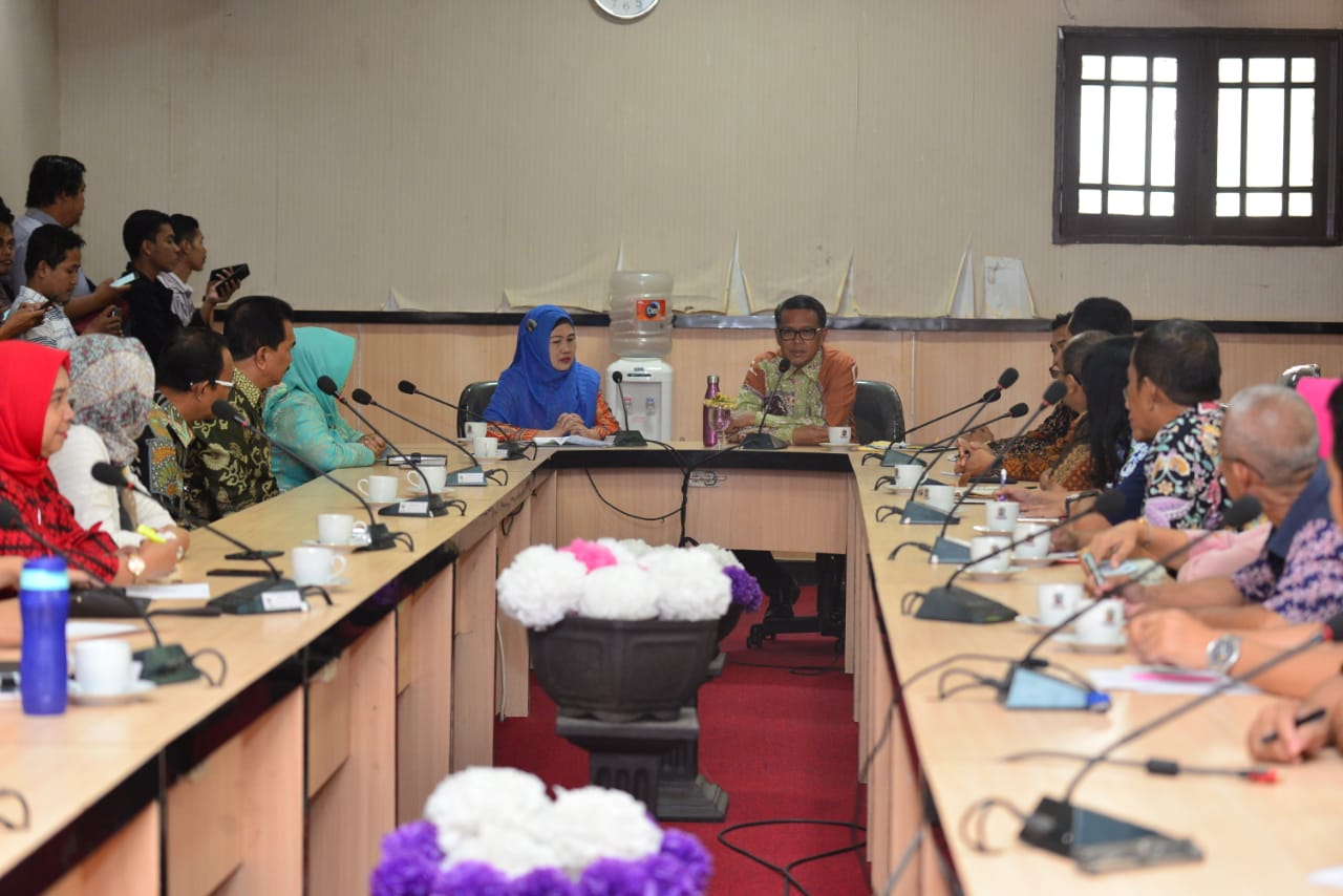 Gubernur Sulsel saat rapot dengan jajaran Dinas Kehutanan Sulsel