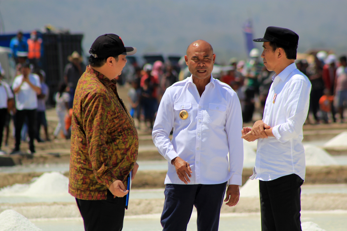 Presiden Joko Widodo (Jokowi) bersama Menteri Perindustrian Airlangga Hartanto mendengar penjelasan Gubernur NTT Viktor Laiskodat (tengah)