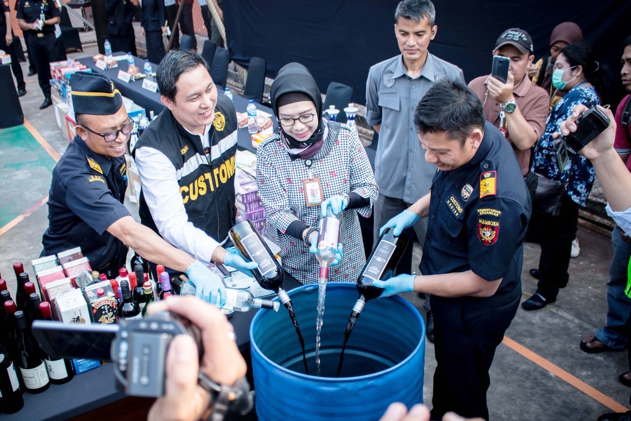 Bea Cukai Soekarno-Hatta Musnahkan Hasil Penindakan Barang Kena Cukai dan Minuman-Makanan Tanpa Izin BPOM