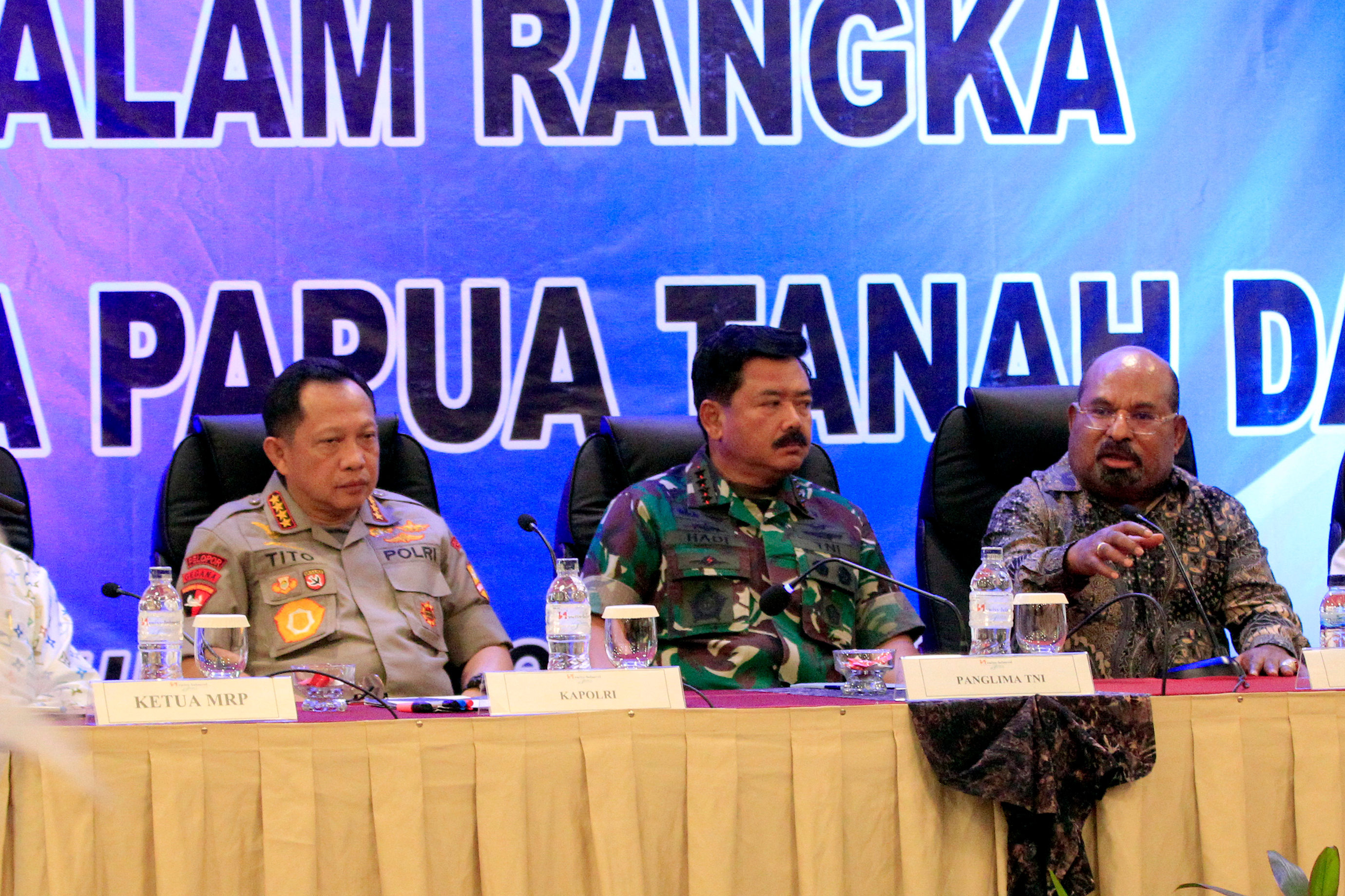 Panglima TNI Marsekal TNI Hadi Tjahjanto (tengah) bersama Kapolri Jenderal Pol Tito Karnavian (Kiri) dan Gubernur Papua Lukas Enembe.