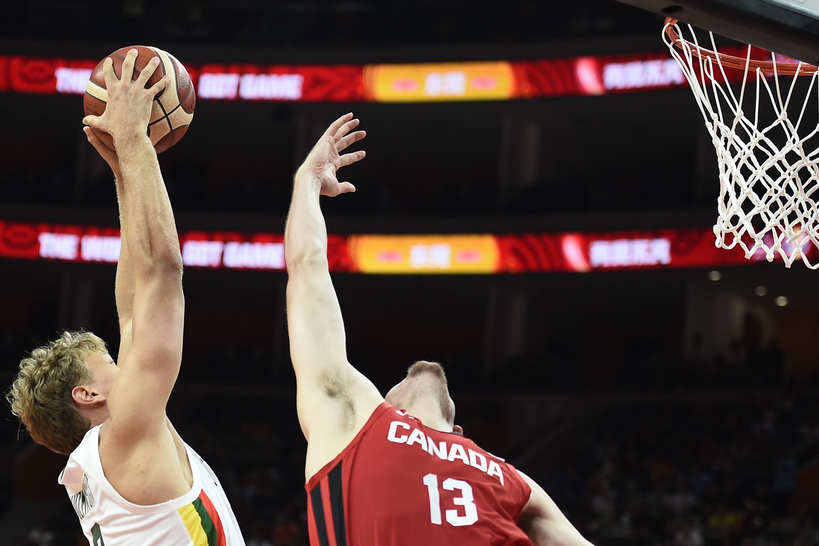 Laga Kejuaraan Dunia Bola Basket antara Lithuania dan Kanada