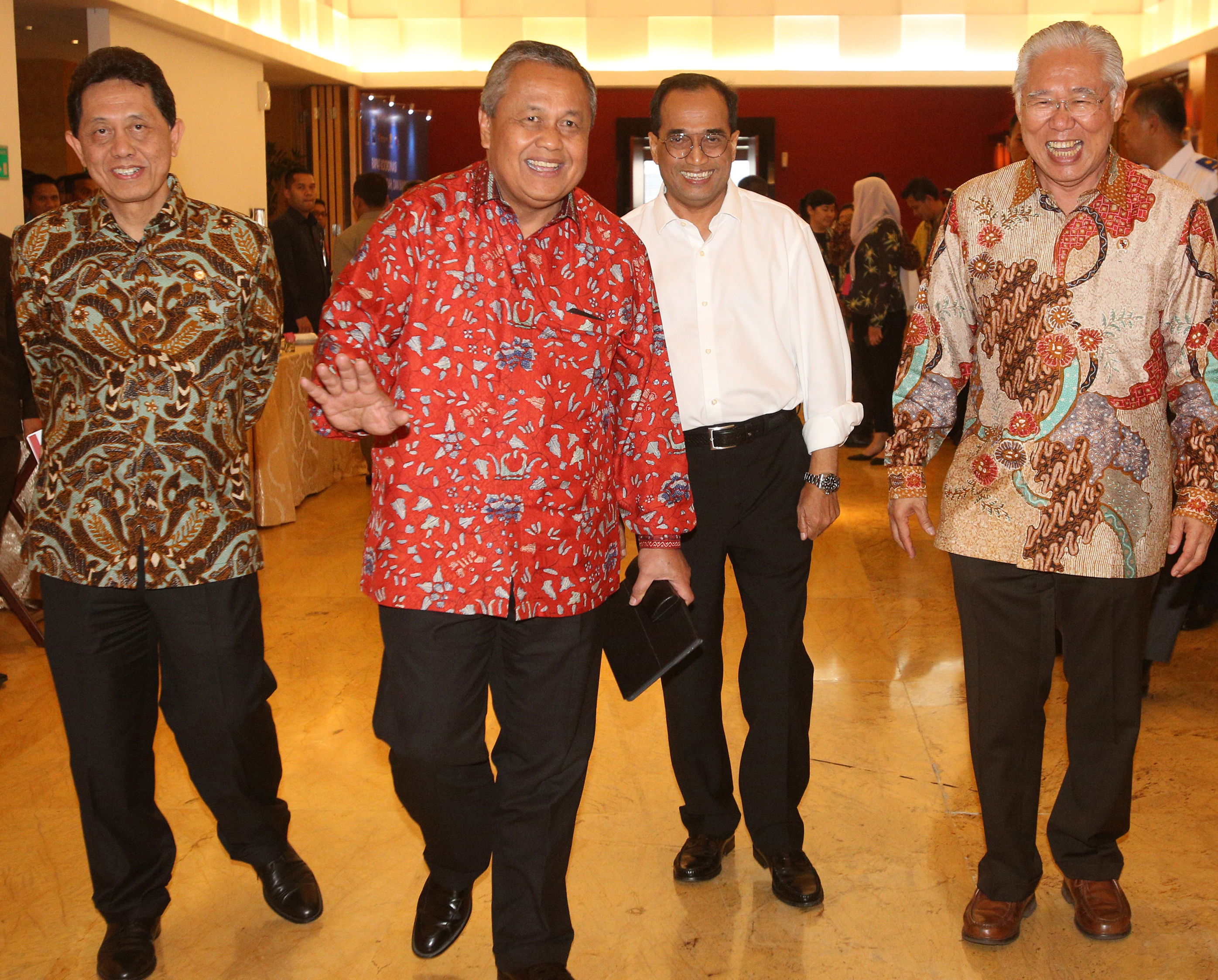 Menteri Perdagangan Enggartiasto Lukita (kanan),  berjalan menuju ruang rapat koordinasi di gedung Bank Indonesia, Jakarta, Rabu (4/9/2019).