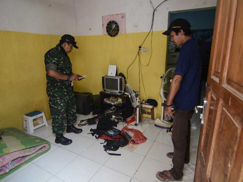 Anggota TNI bersama warga memeriksa rumah terduga teroris usai penggerebekan di Desa Tridaya Sakti, Tambun, Kabupaten Bekasi.