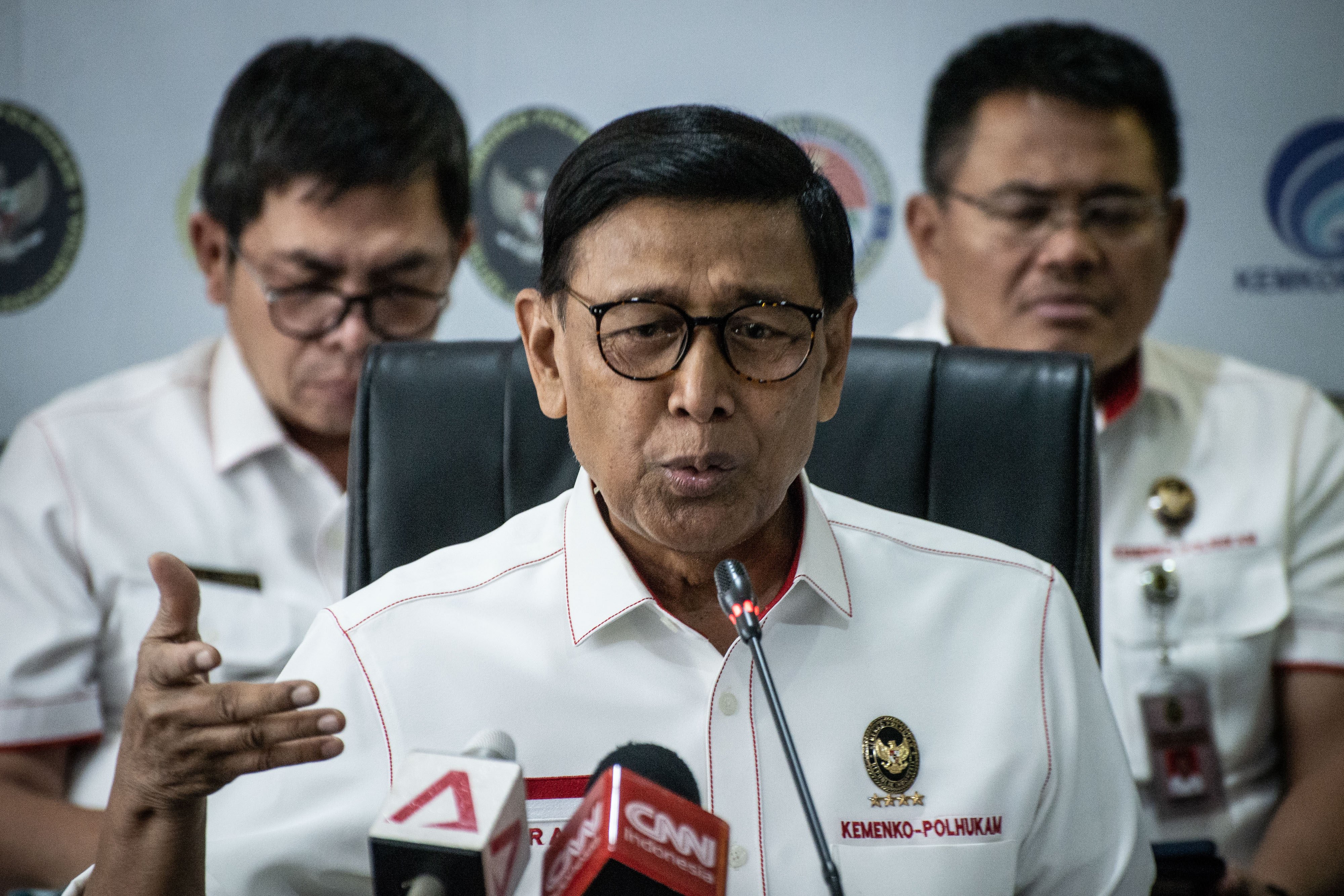 Menko Polhukam Wiranto (tengah) menyampaikan keterangan terkait kondisi terkini Papua dan Papua Barat di Kantor Kemenko Polhukam