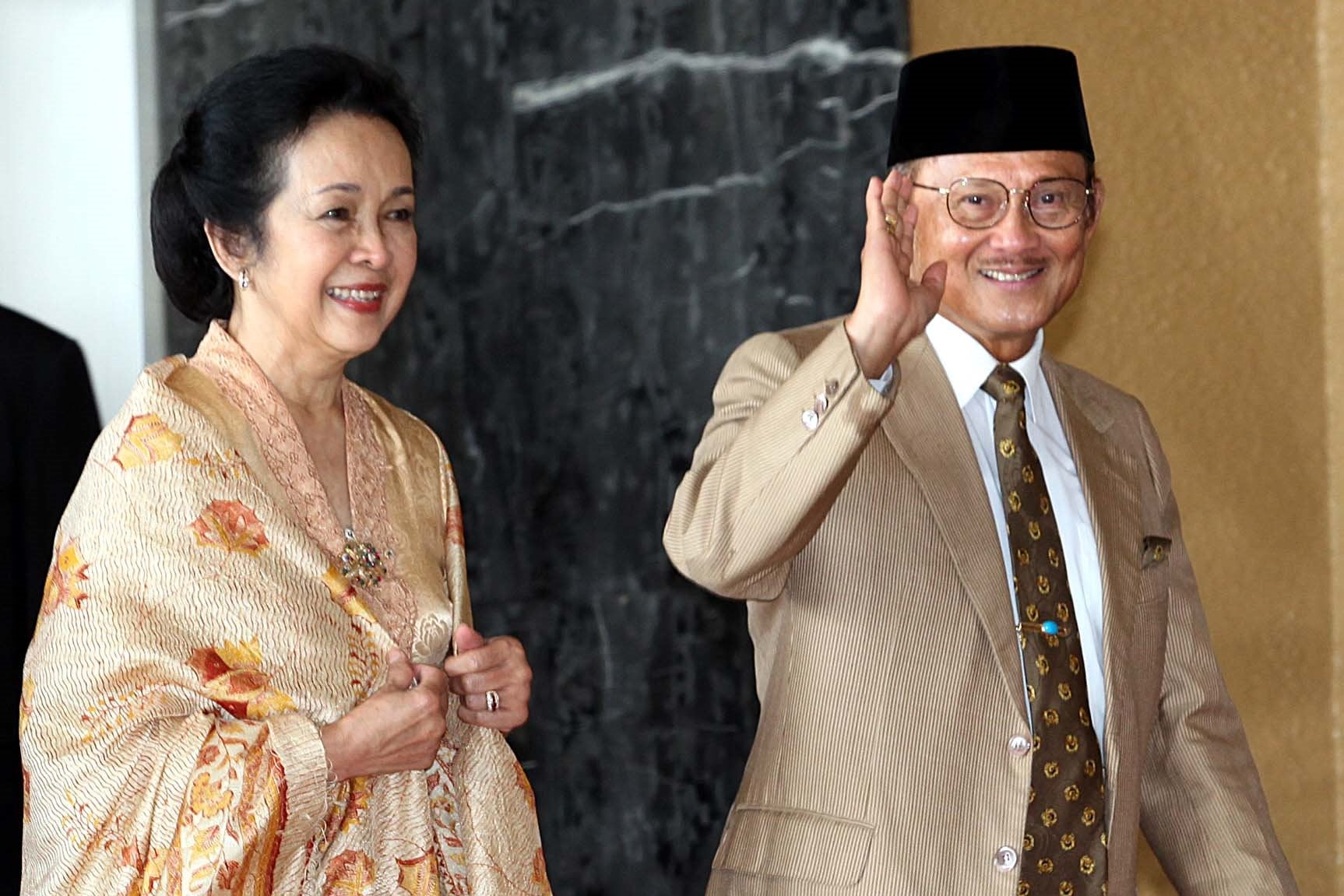Mendiang Hasri Ainun Besari dan BJ Habibie