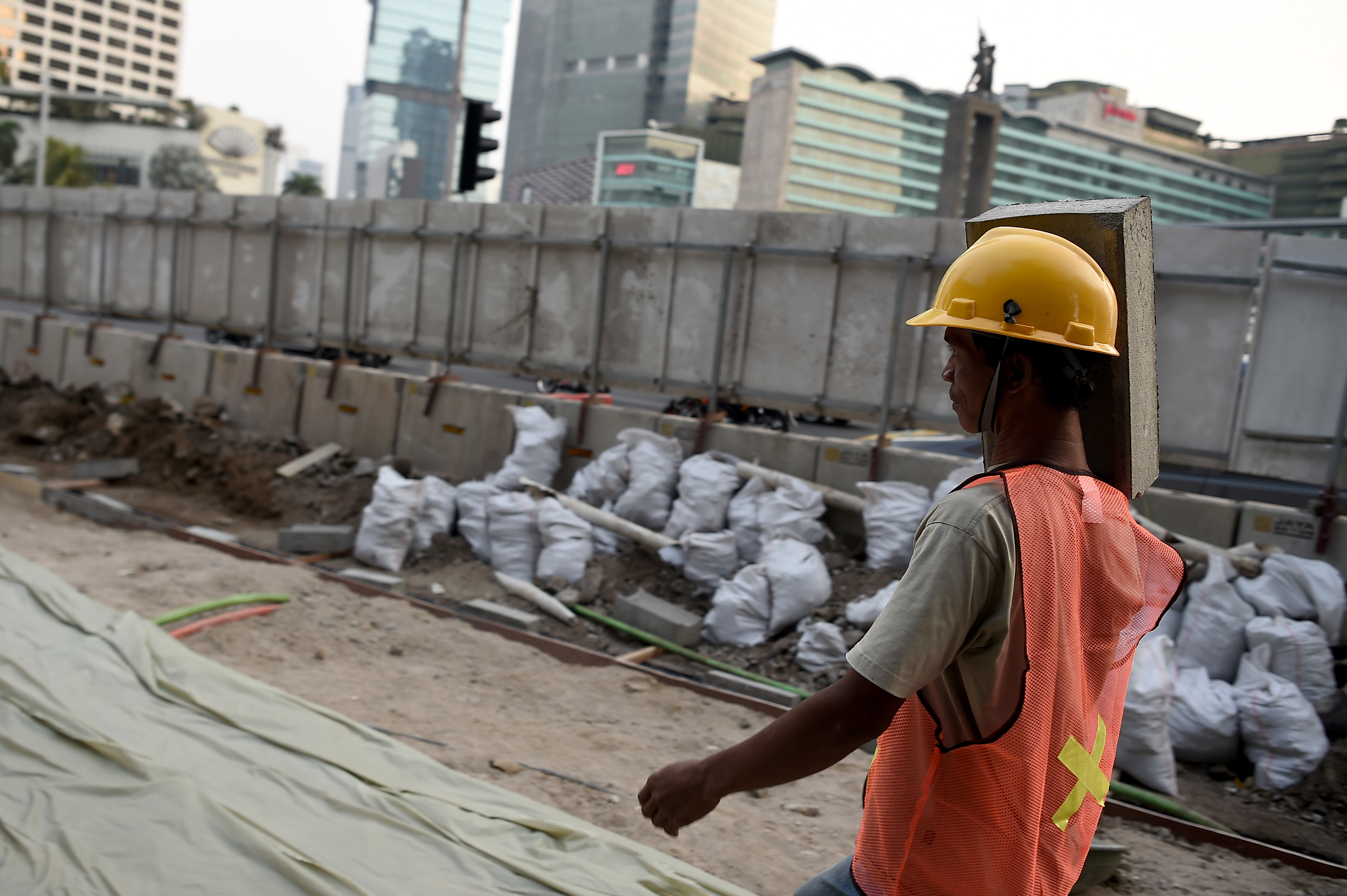 Proyek penataan trotoar yang berujung pad apemotongan kabel utilitas oleh Dinas Bina Marga DKi