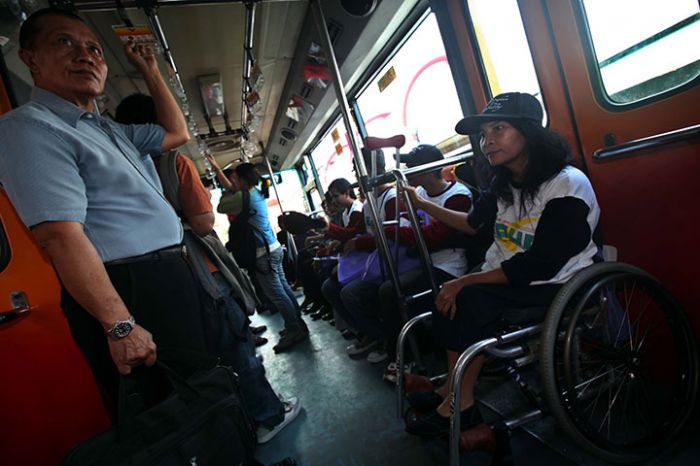 Penyandang disabilitas gunakan transportasi publik