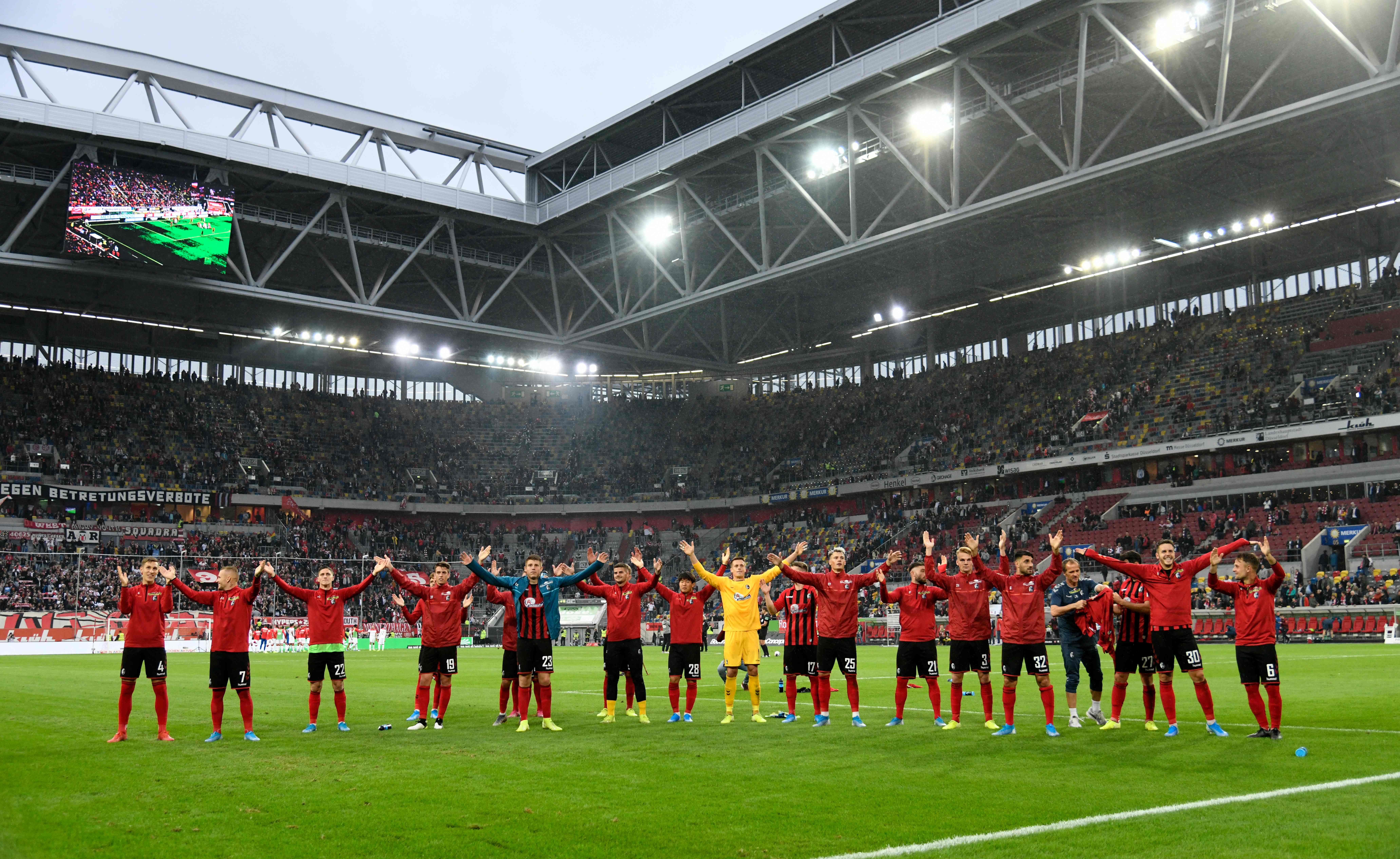 Para pemain Freiburg merayakan kemenangan 2-1 atas Duesseldorf di laga lanjutan Bundesliga.