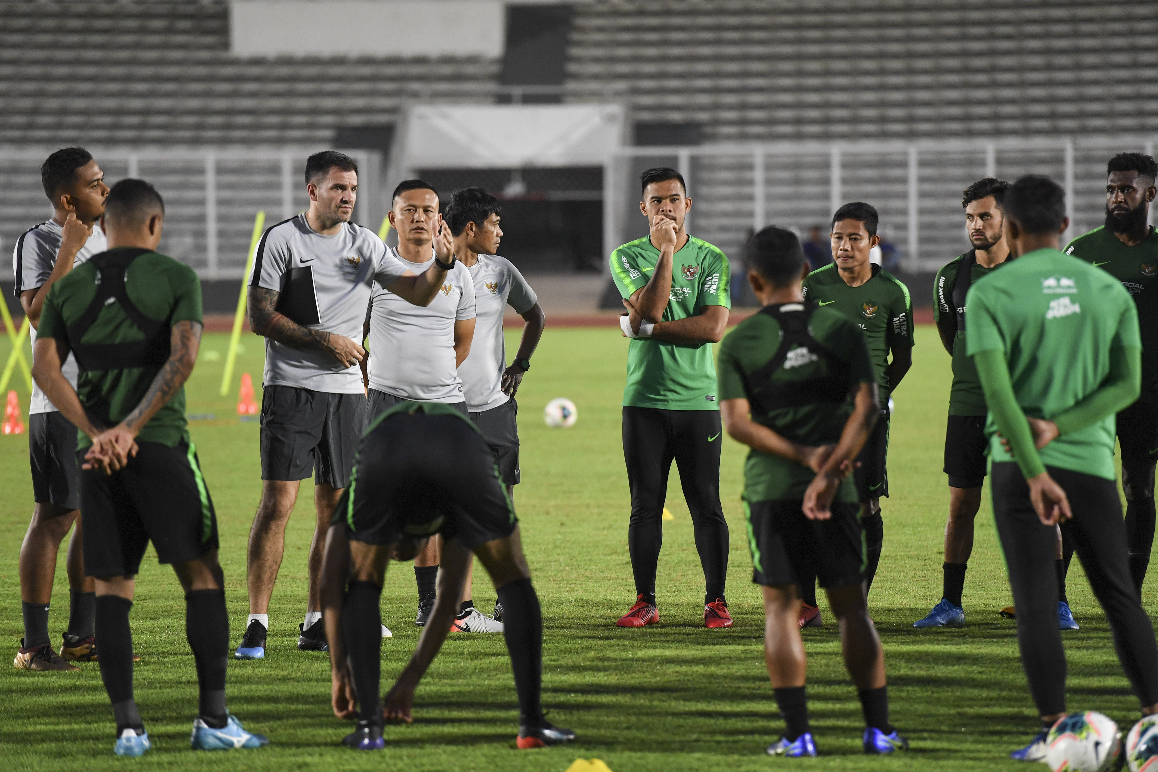 LATIHAN TIMNAS INDONESIA: Pelatih Timnas Indonesia Simon McMenemy (ketiga kiri) memberikan arahan kepada pemain Timnas Indonesia  