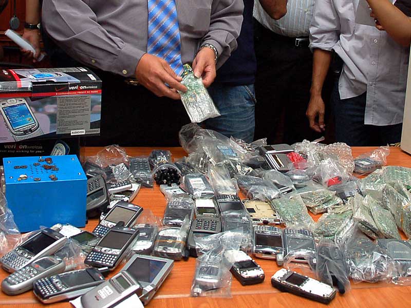 Petugas menunjukkan bukti telepon genggam rakitan dan rekondisi.