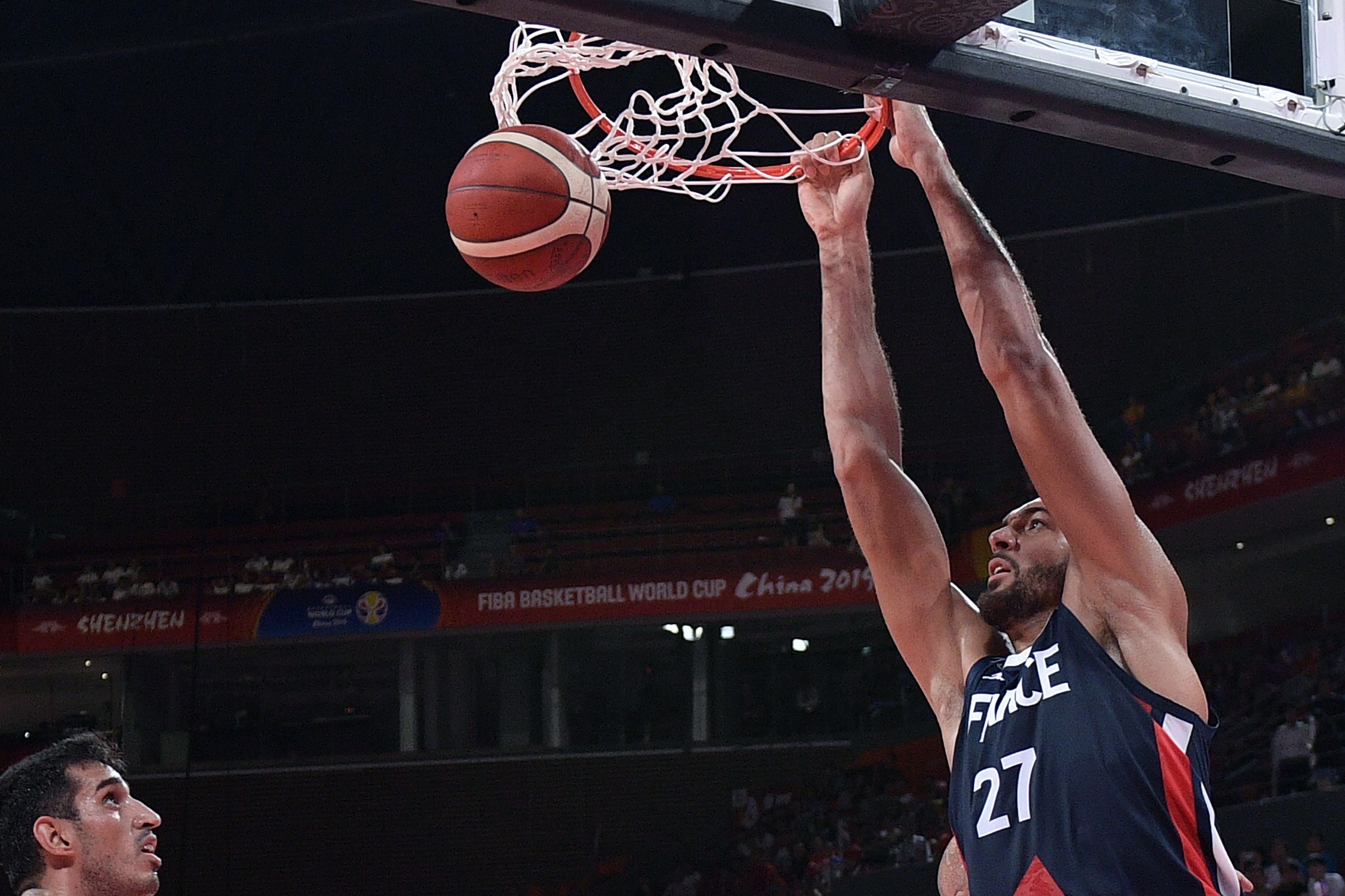 Pemain Prancis Rudy Gobert melakukan dunk dalam laga Kejuaraan Dunia Bola Basket melawan Yordania