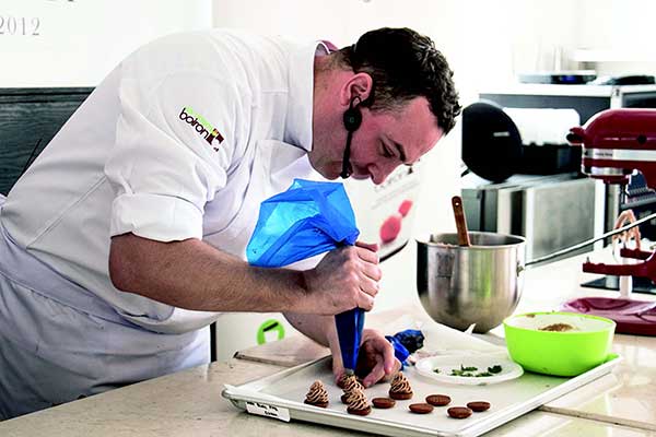  karya Chef Julien Perrinet yang diperagakan dalam Mignardises Demonstration di Heavenly Sweet Aca­demy, Gambir, Jakarta