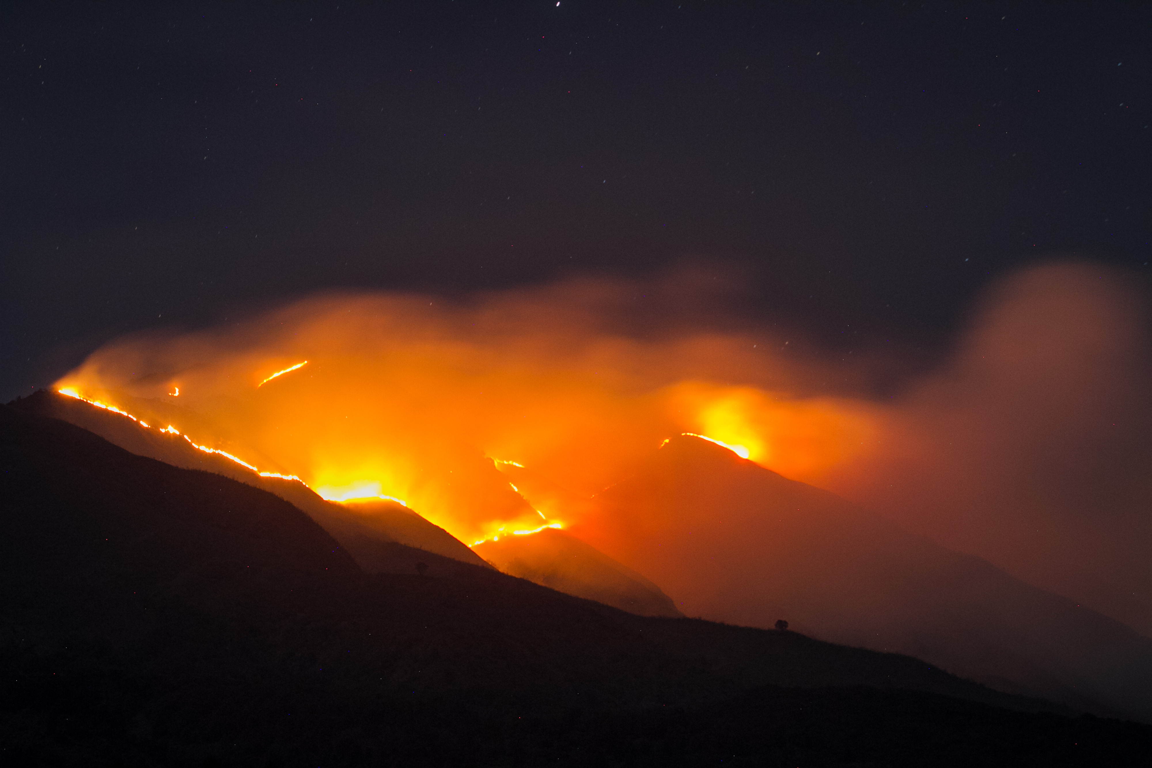 Kobaran api membakar hutan di kawasan puncak Gunung Merbabu terlihat dari Selo, Boyolali, Jawa Tengah.