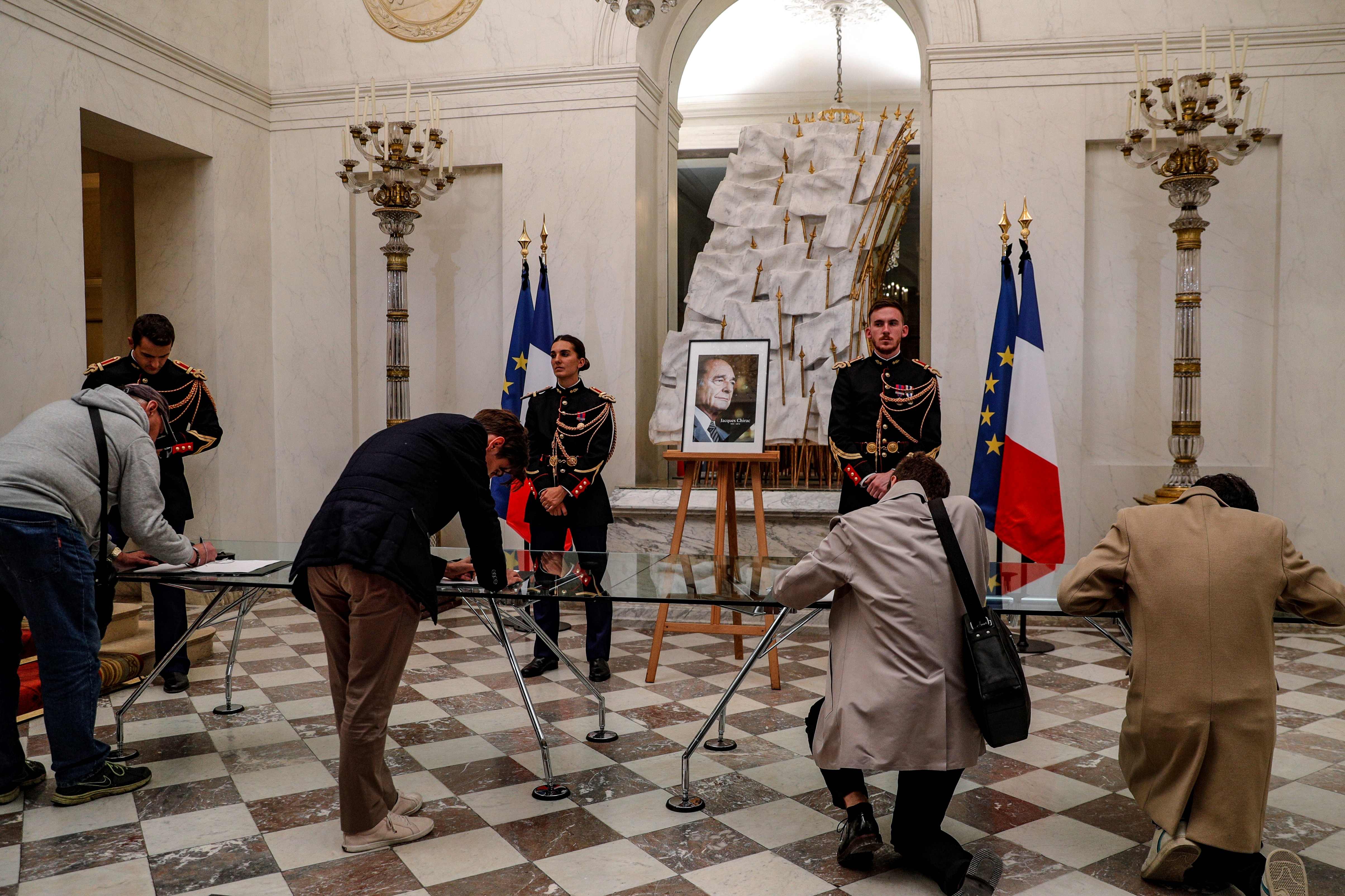 Masyarakat menyampaikan duka cita atas meninggalnya mantan Presiden Prancis Jacques Chirac