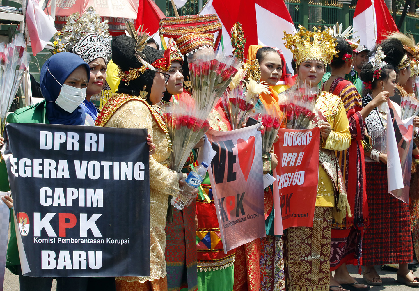 Masyarakat Penegak Demokrasi (MPD) menggelar aksi budaya mendukung DPR merevisi UU KPK di depan Gedung MPR/ DPR RI, Jakarta, Selasa (10/9)