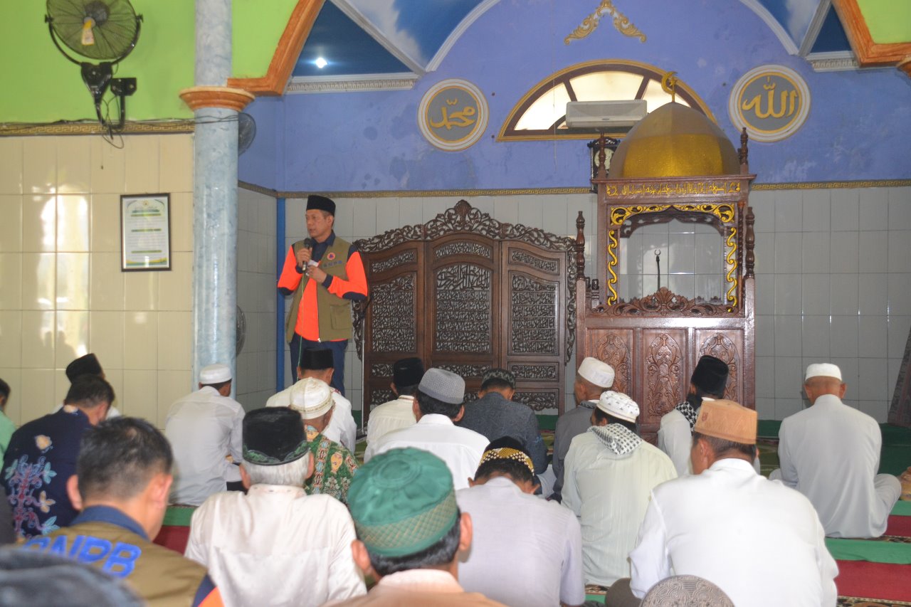 Kepala BNPB Doni Monardo memberikan tausiyah di Masjid Al-Amin Banturung
