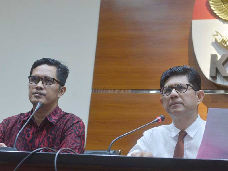 Wakil Ketua KPK Laode M Syarif (kanan) didampingi juru bicara KPK Febri Diansyah menyampaikan keterangan di Gedung Merah Putih, Jakarta.