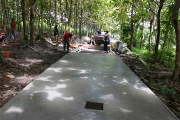 Ilustrasi -- Pembangunan jalan cor beton dengan dana desa di Desa Karyabakti, Cidaun, Cianjur, Jawa Barat