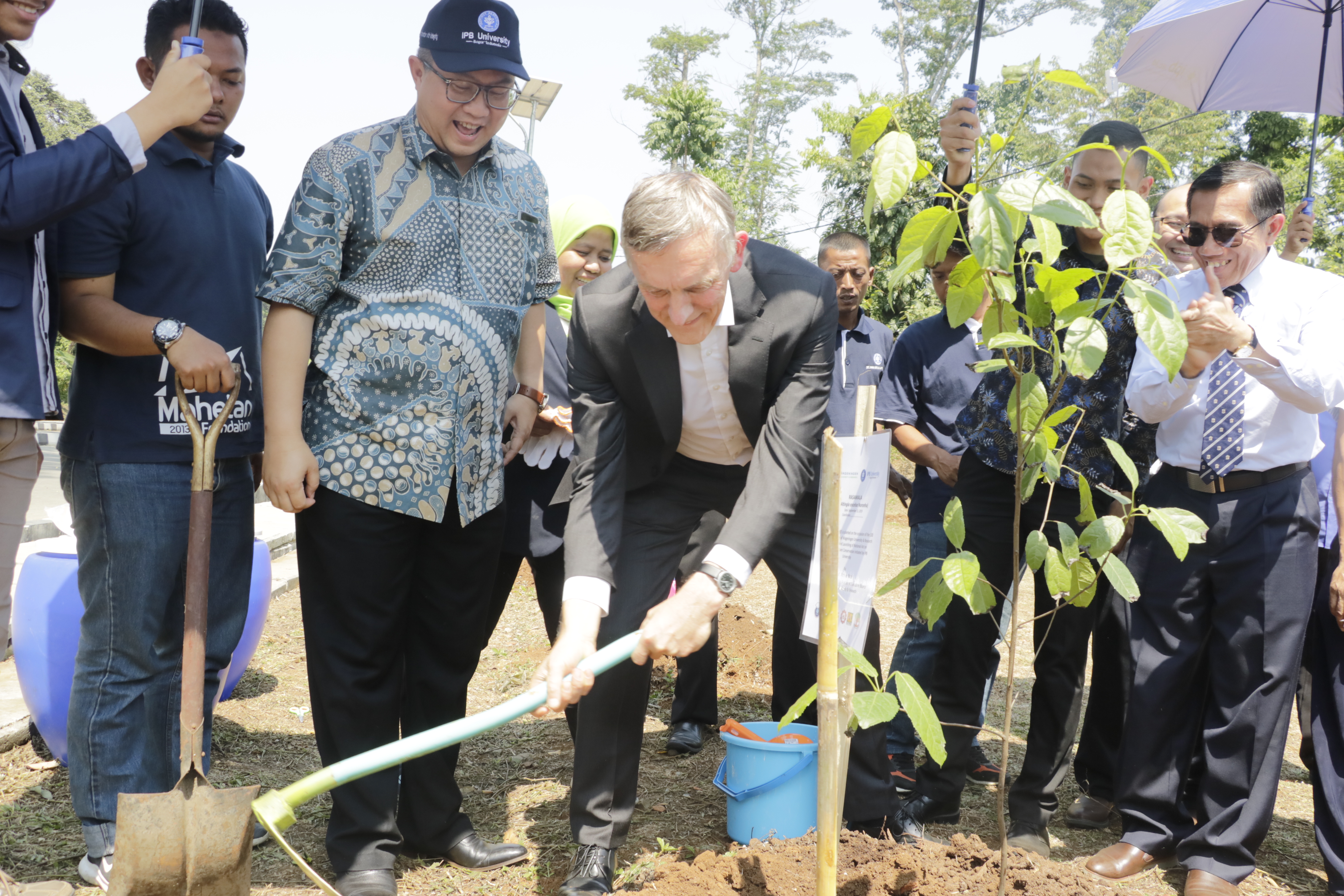 Rektor IPB Arif Satria dan Rektor Wageningen University Arthur P J Mol menanam pohon langka nusantara di kampus IPB University