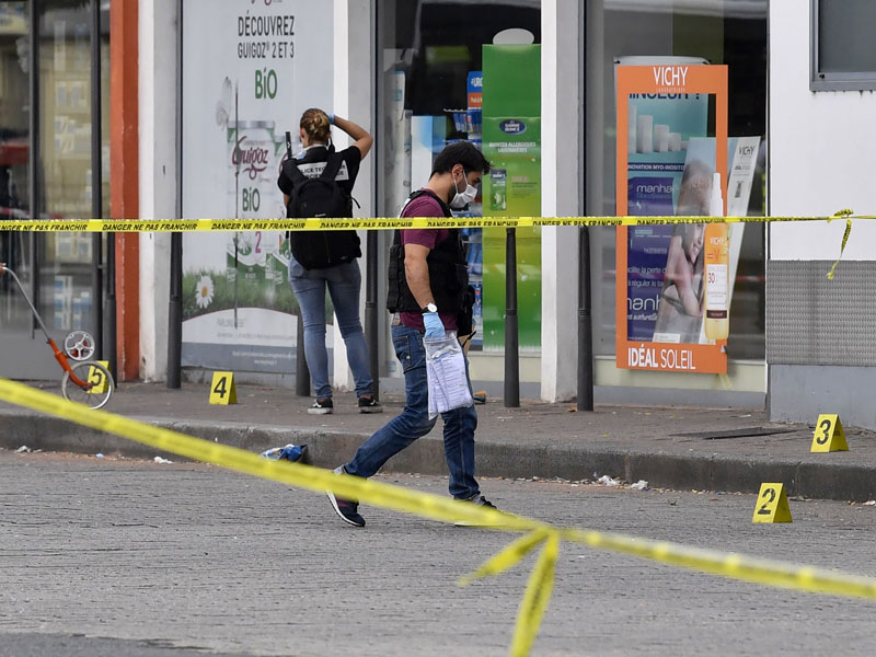 Polisi Perancis mengamankan tempat penusukan delapan orang di Villeurbanne, daerah pinggiran Lyon, Prancis.