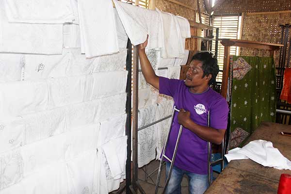 Pembatik disabilitas Edi Supriyanto