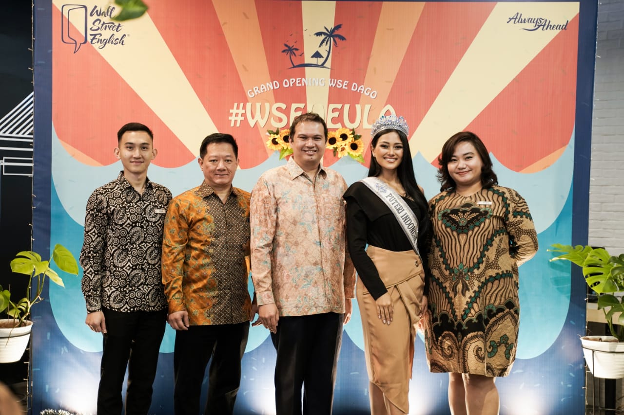 CEO Wall Street English Indonesia, Kish Gill, saat peresmian cabang pertama di Dago, Jawa Barat, Rabu (28/8).