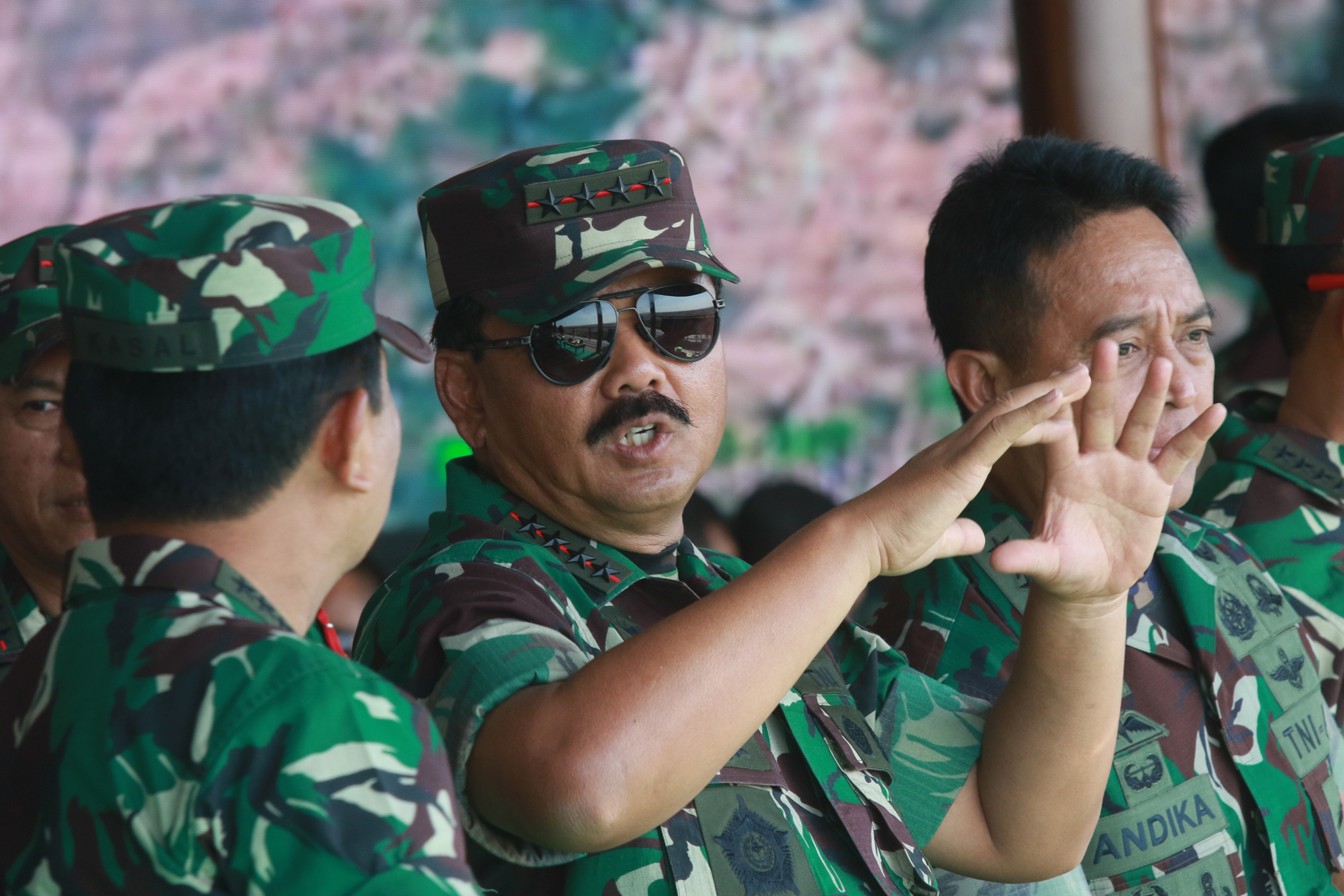 Panglima TNI Marsekal TNI Hadi Tjahjanto (tengah)