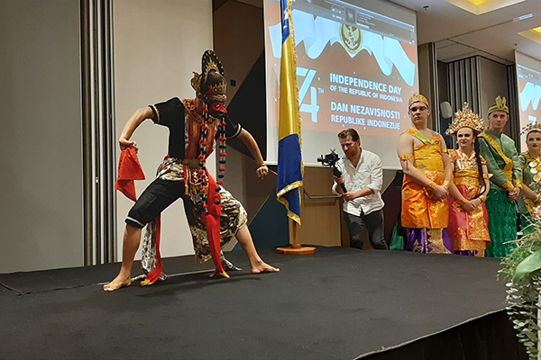 Tari  topeng memeriahkan acara Resepsi Diplomatik yang digelar oleh KBRI Bosnia dan Herzegovina di Sarajevo