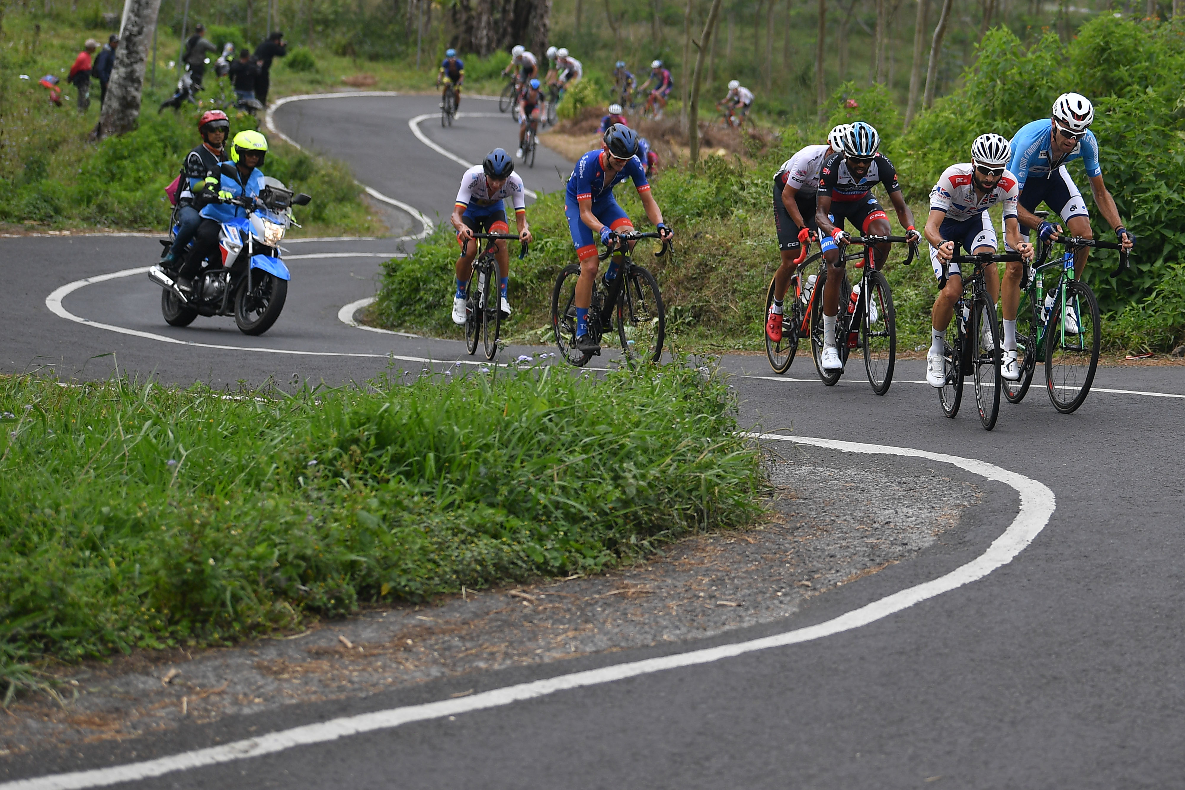 Sejumah pebalap sepeda memacu sepedanya di dataran tinggi Ijen, Banyuwangi, Jawa Timur.