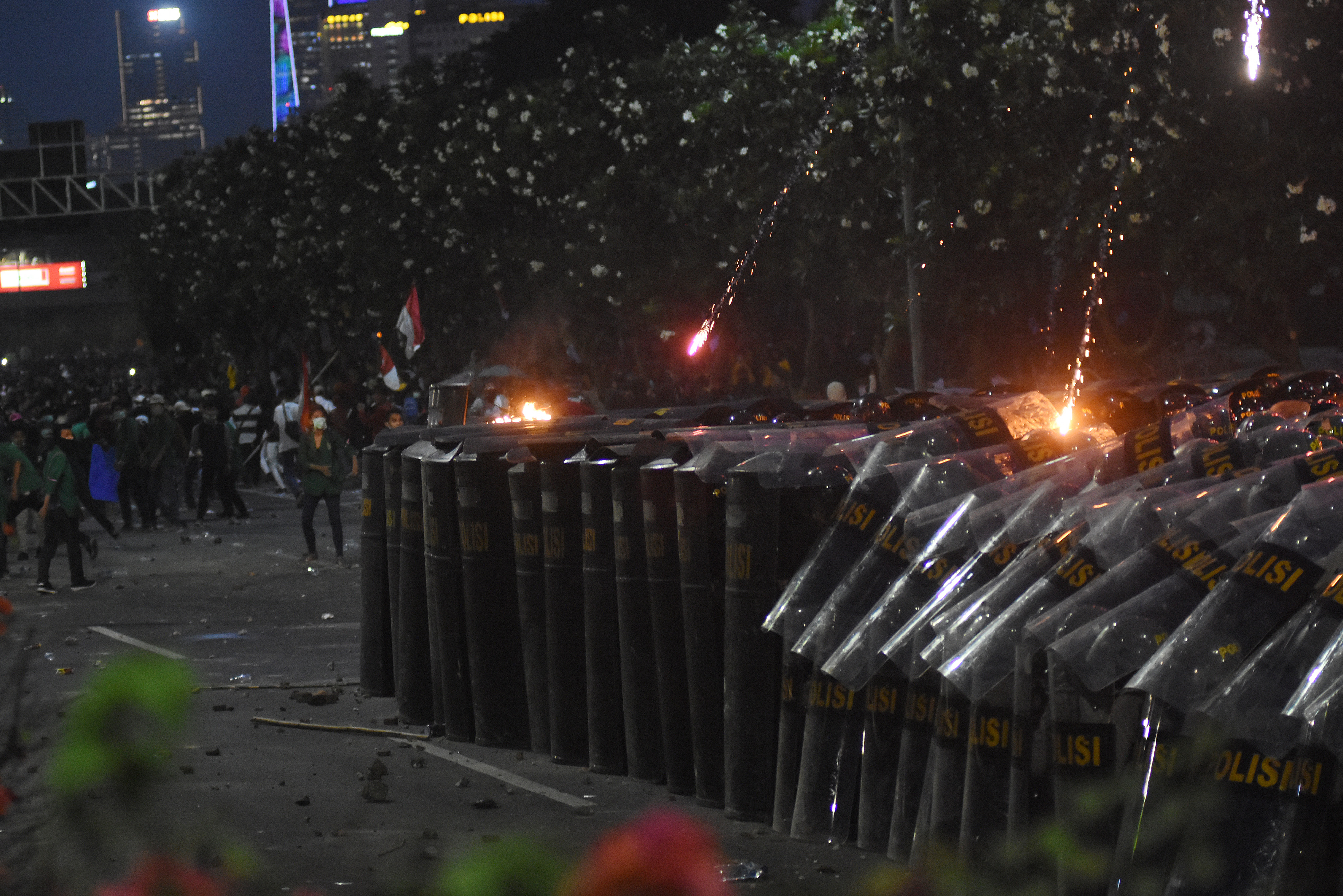 Massa melempari polisi dengan molotov dan kembang api saat unjuk rasa di depan gedung Parlemen, Senayan, Jakarta, Senin (30/9)