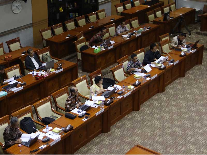 Sepuluh calon pimpinan Komisi Pemberantasan Korupsi (KPK) saat mengikuti tes lanjutan pembuatan makalah di ruang rapat Komisi III DPR.