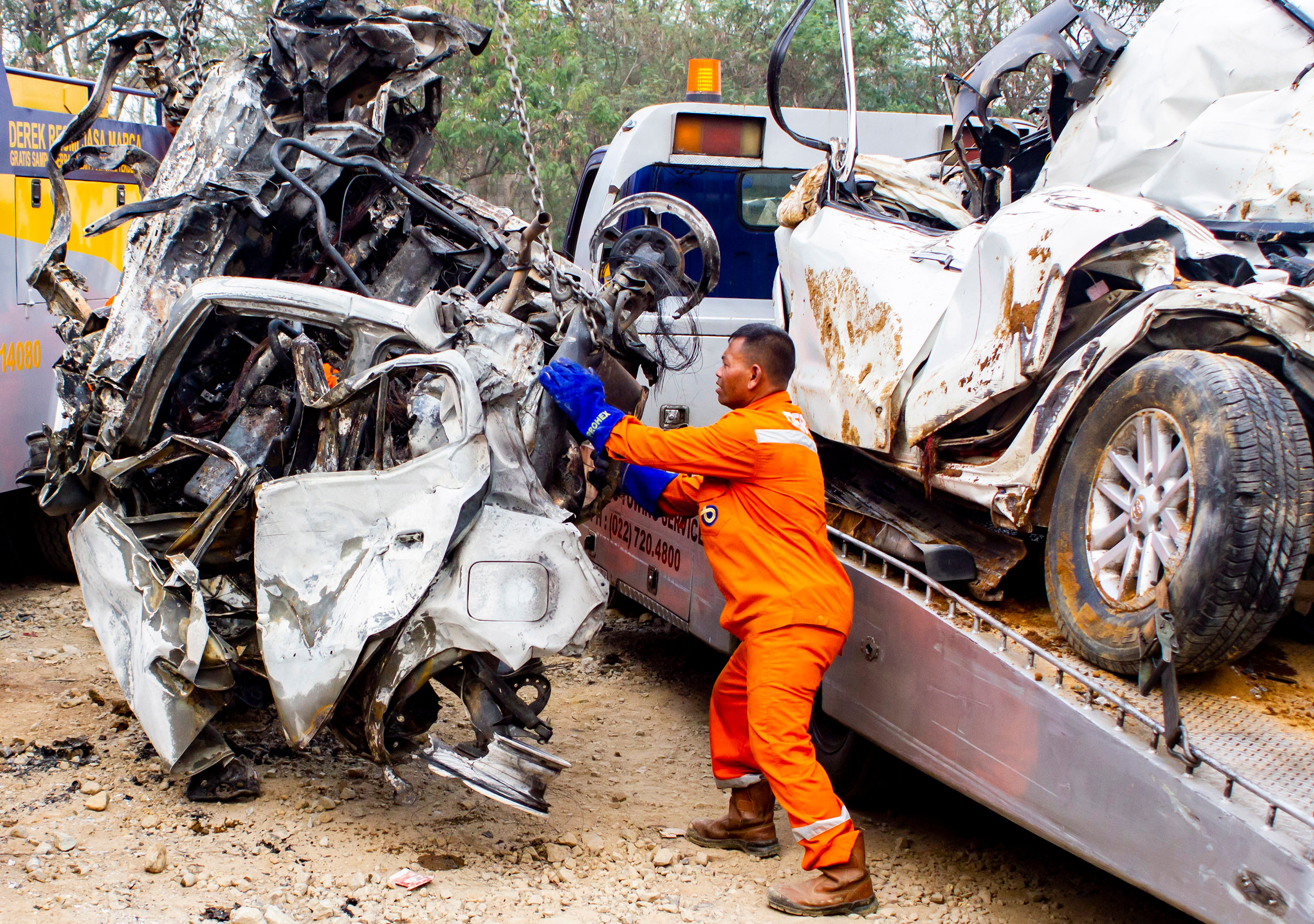 Petugas mengevakuasi sejumlah kendaraan yang terlibat pada kecelakaan beruntun di Tol Cipularang KM 92 Purwakarta, Jawa Barat, Senin (2/9)