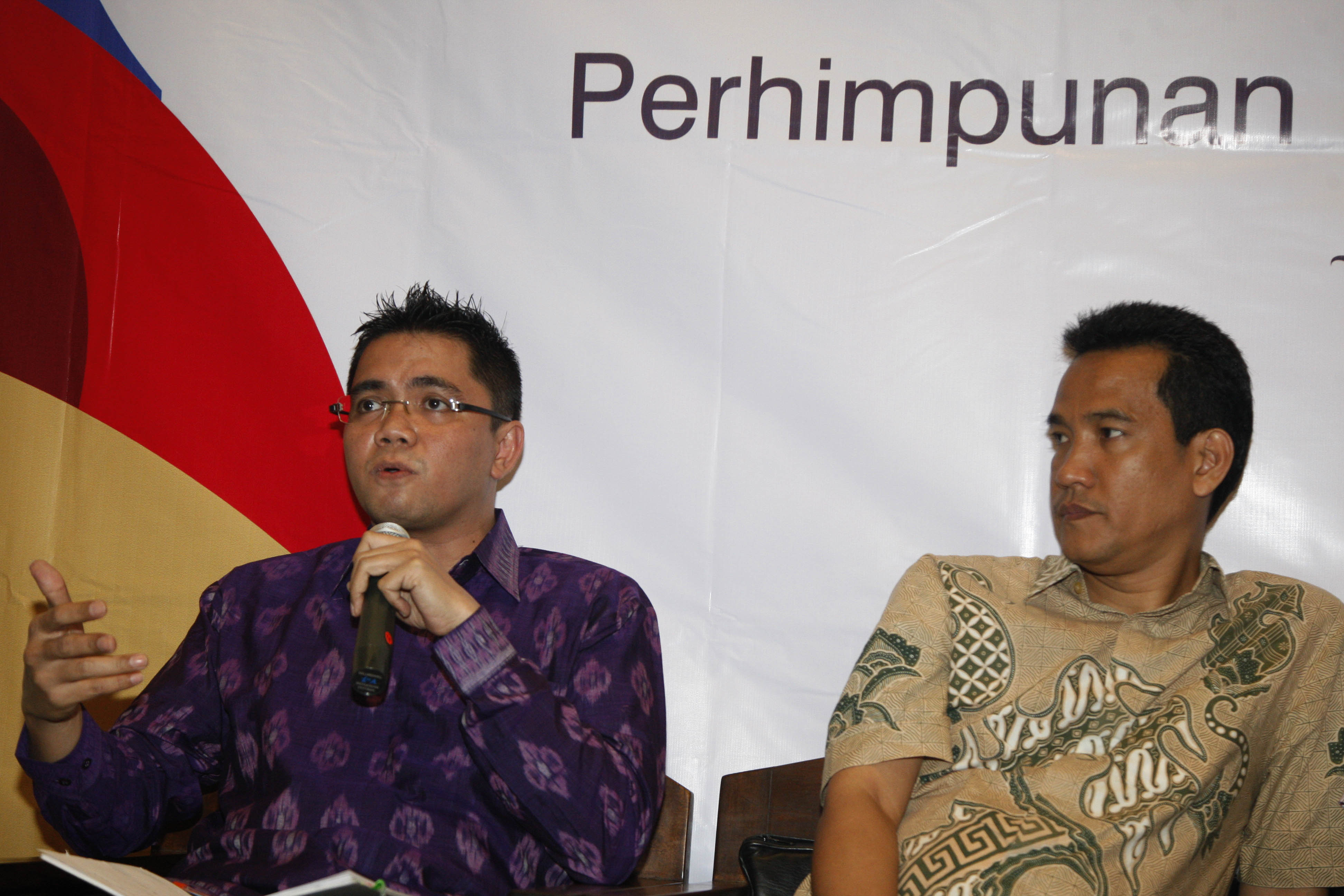 Anggota Komisi III Fraksi PDIP Arteria Dahlan (kiri)