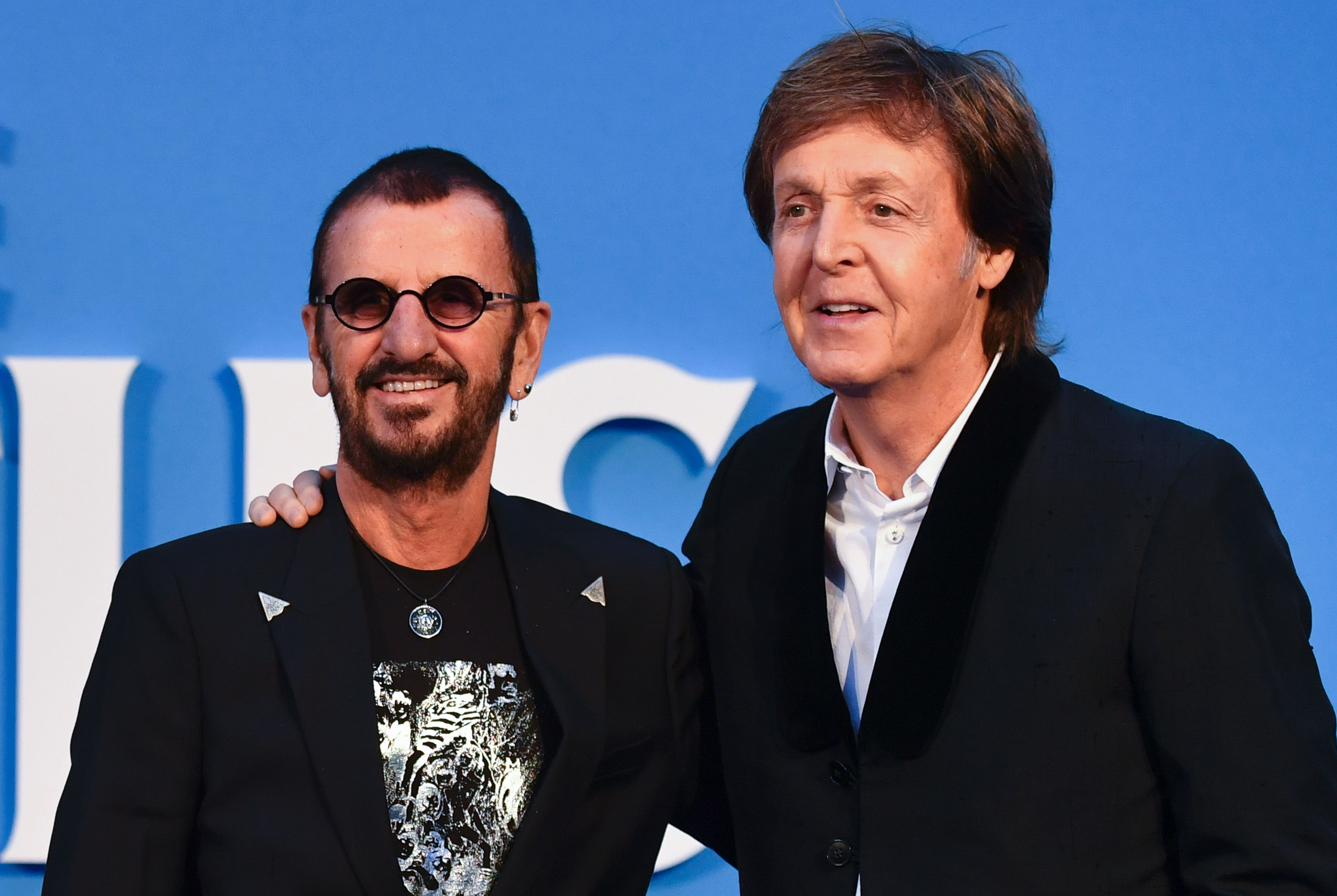 Ringo Starr (kiri) dan Paul McCartney
