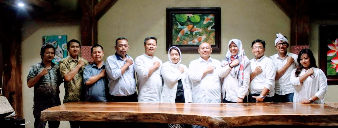 Salah seorang kandidat Bupati Bandung, Yena Iskandar Ma'soem (tengah) saat mendeklarasikan pencalonan dirinya.