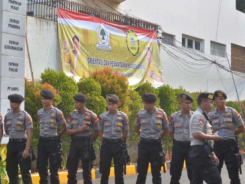 Petugas Kepolisi berjaga-jaga didepan kantor Dewan Pimpinan Pusat (DPP) Golkar.