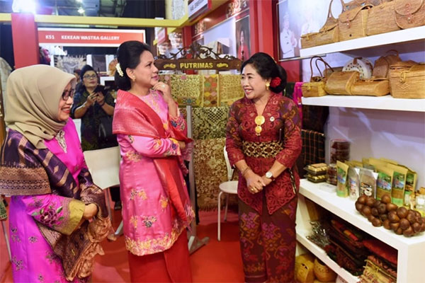 Ibu Negara Iriana Joko Widodo beserta Ibu Mufidah Jusuf Kalla meninjau stan seusai menghadiri pembukaan Pameran Kriyanusa 2019  