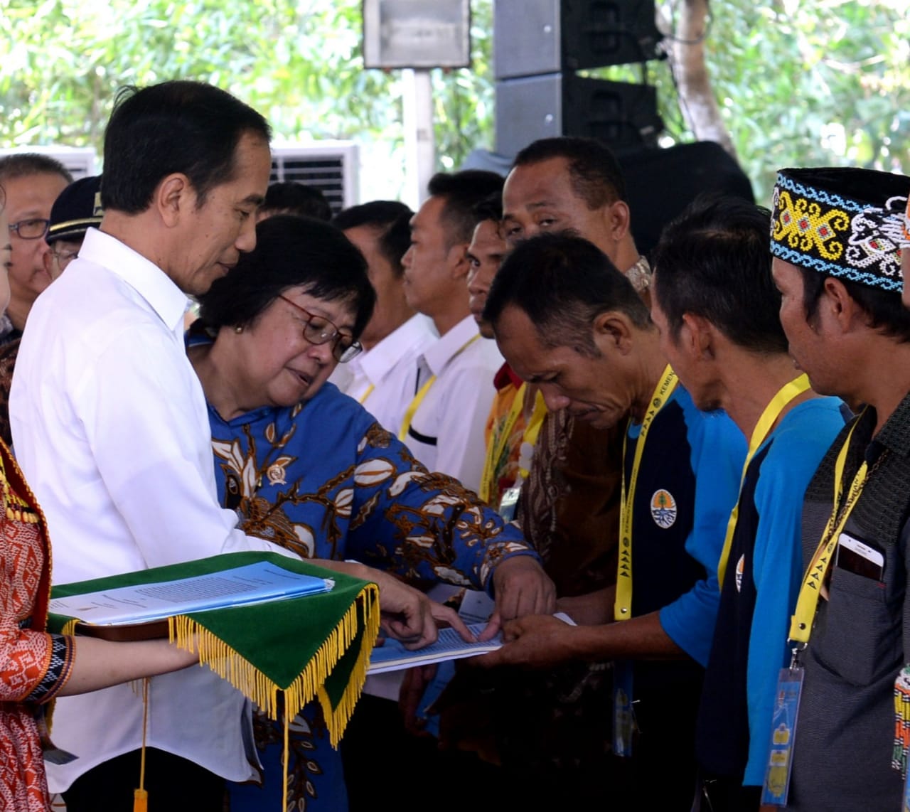Presiden Jokowi didampingi Menteri LHK Siti Nurbaya, saat  penyerahan SK Tanah Obyek Reforma Agraria di Pontianak, Kalbar, Kamis (5/9).