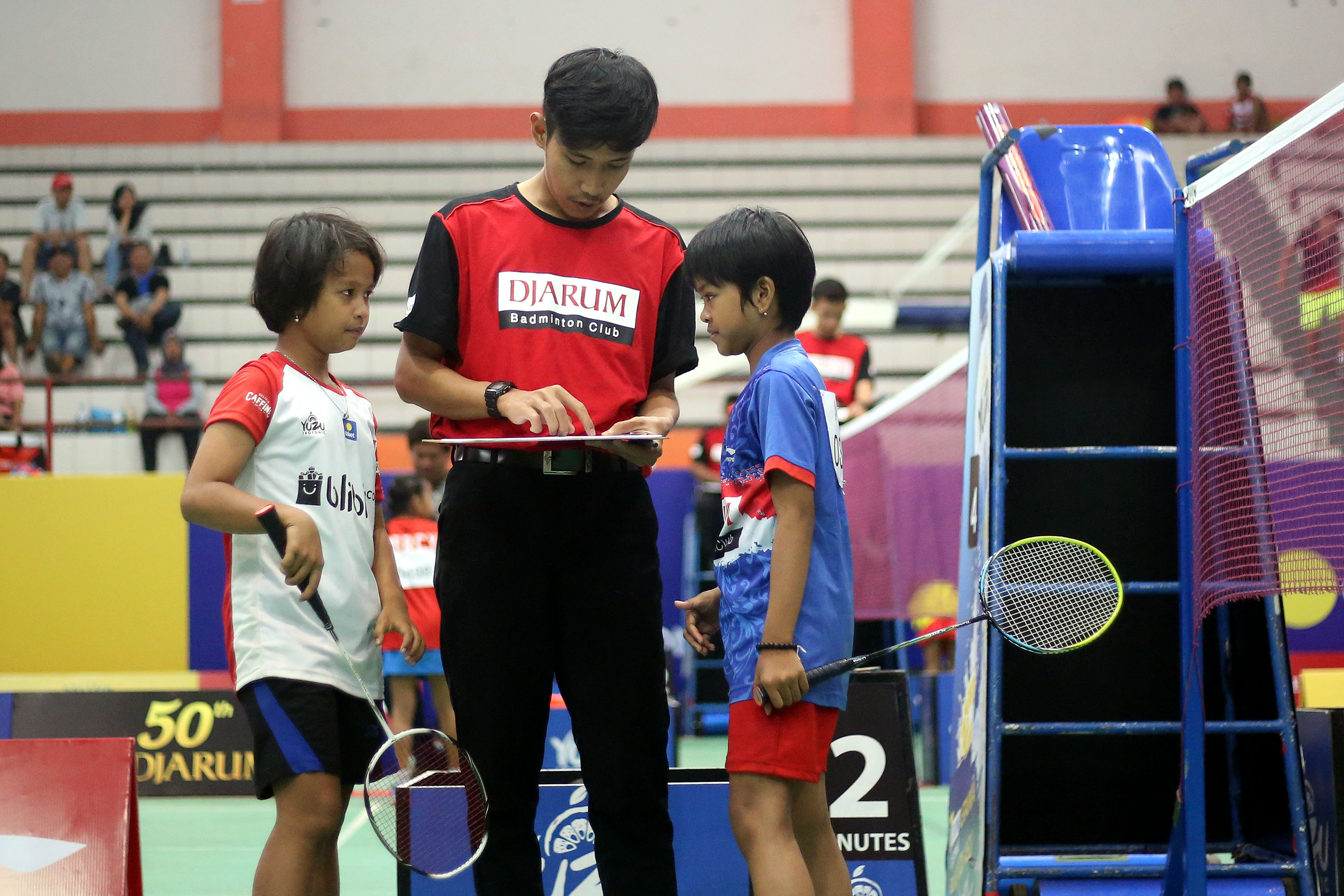 Dua pebulu tangkis U-11 mendapatkan pengarahan wasit menjelang mengikuti Audisi Umum Beasiswa Bulu Tangkis 2019 di GOR Satria, Purwokerto.