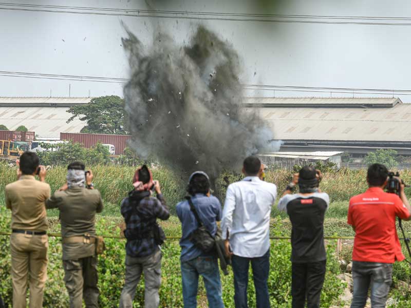 Sejumlah wartawan merekam proses peledakan bom aktif yang ditemukan oleh Tim Densus 88 Anti Teror Polri.