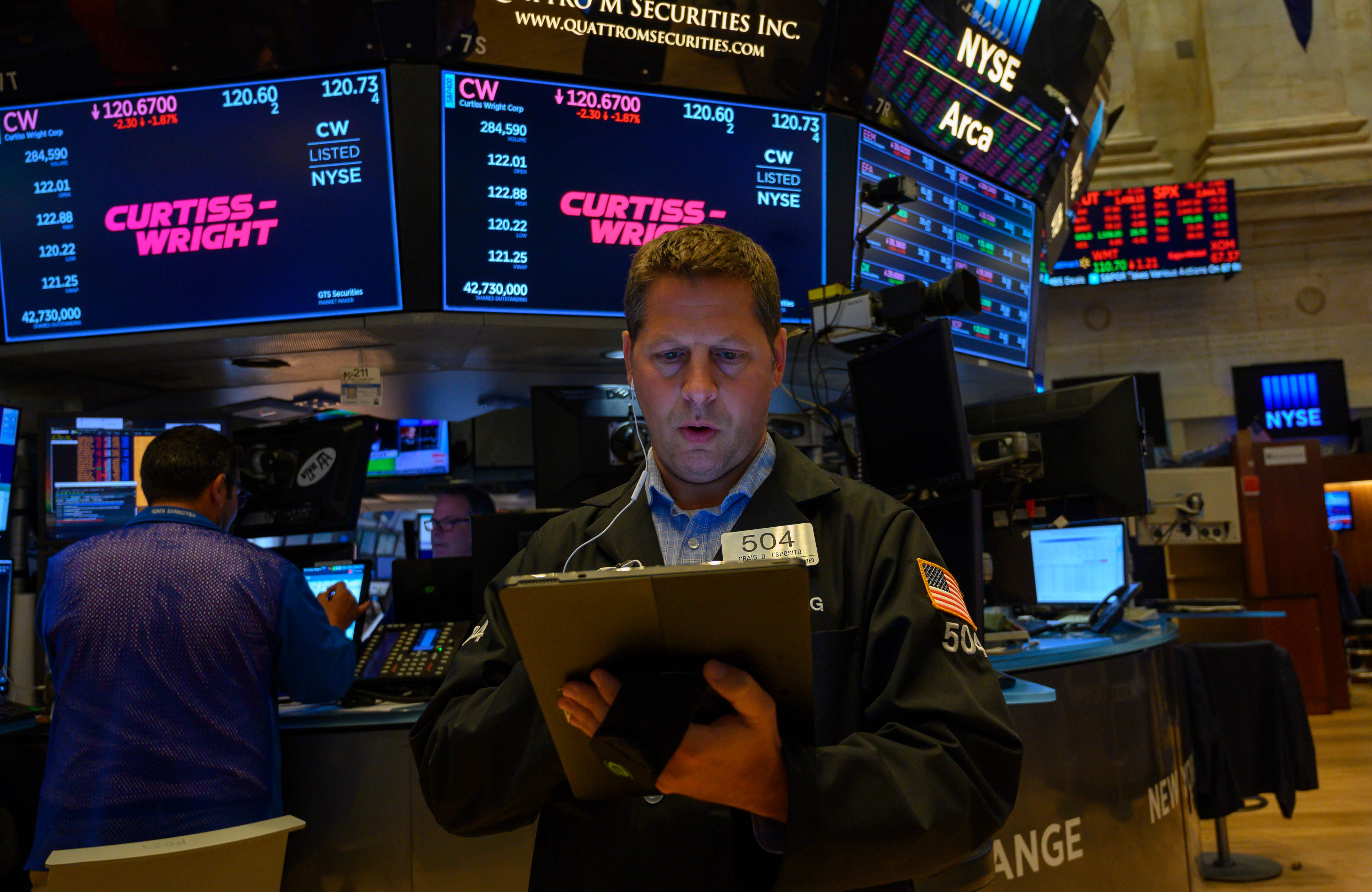 Seorang broker beraktivitas di Bursa Saham New York