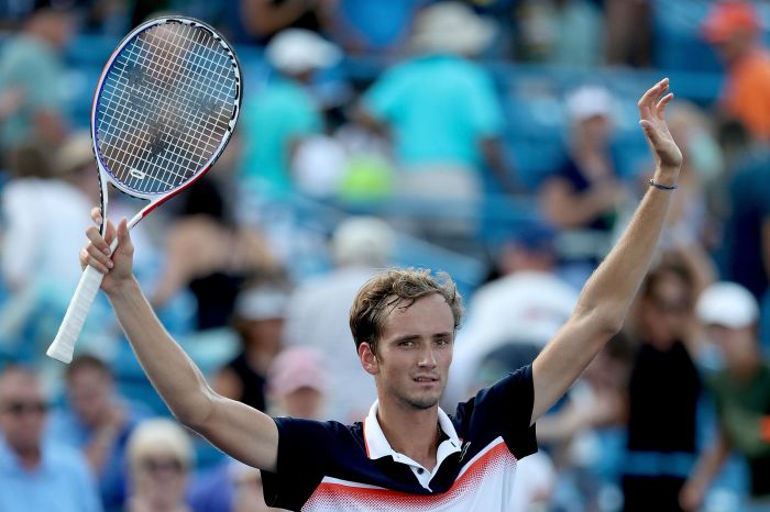 Daniil Medvedev merayakan kemenangan setelah mengalahkan David Goffin pada babak final Cincinnati Masters 2019.
