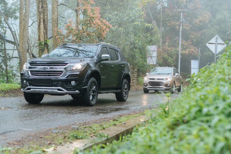 Mobil Chevrolet menembus hujan
