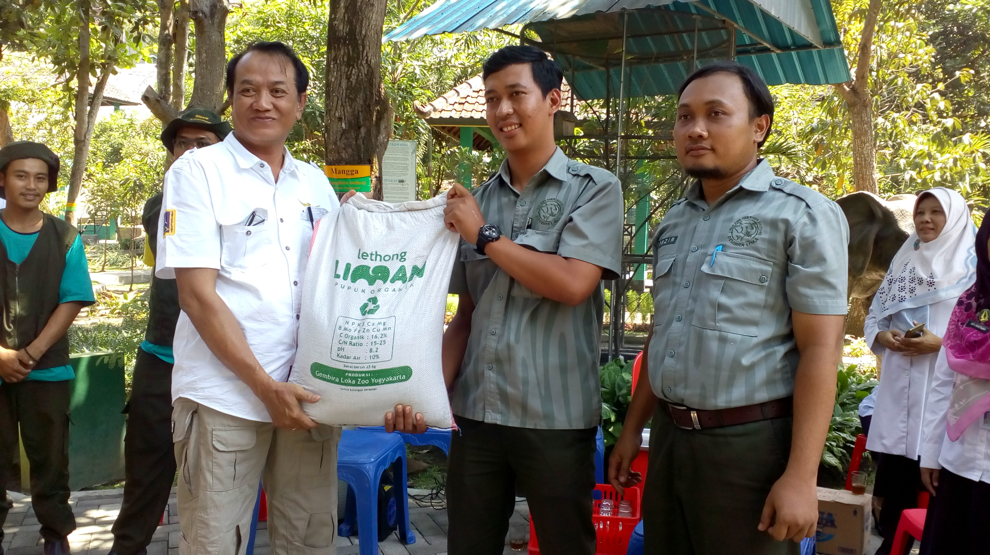 GLZoo menyerahkan pupuk organik dari kotoran gajak Lethong Liman ke  Dinas Lingkungan Hidup Kota Yogyakarta, Kamis (19/9).